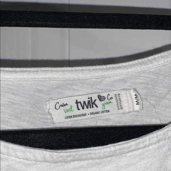 *LIKE NEW* White & red detailed t-shirt! - Picture 4 of 5